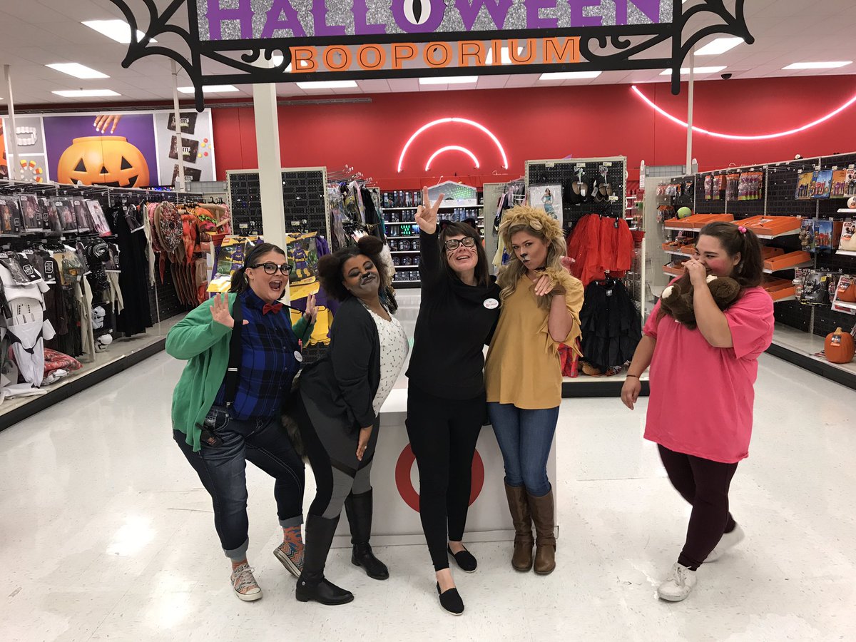 mcgoose2626's tweet photo. #TasteofD117 #SaturdaysAreForSampling #NoTricksAllTreats @jamaal_edwards Costumes, samples, sweet treats:  what more do you need! @cbrune8 https://t.co/EqRggOW8Ox
