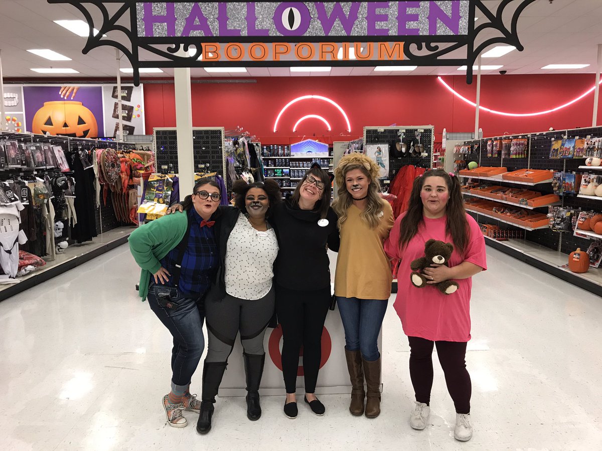 mcgoose2626's tweet photo. #TasteofD117 #SaturdaysAreForSampling #NoTricksAllTreats @jamaal_edwards Costumes, samples, sweet treats:  what more do you need! @cbrune8 https://t.co/EqRggOW8Ox