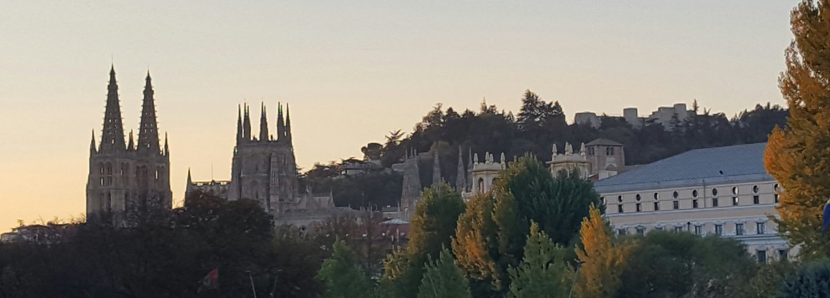 Atardecer en #Burgos con <a href="/catedralDburgos/">Catedral de Burgos</a> y <a href="/castillo_burgos/">Castillo de Burgos</a> de fondo. <a href="/Burgosenelmundo/">Burgos en el mundo</a> <a href="/BurgosTur/">Burgos Origen y Destino</a>