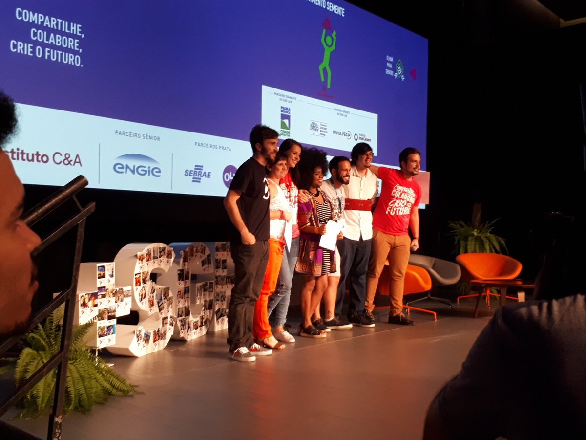 socialgoodbr's tweet photo. Em vez de distribuir o prêmio de acordo com a colocação, os finalistas do #SGBLab escolheram dividí-lo igualmente entre si. #FestivalSGB https://t.co/SWnZ4bXFQ9