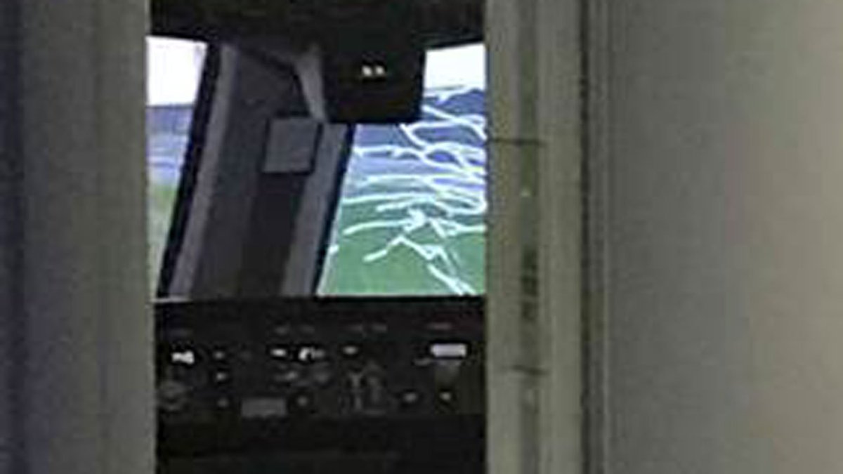 American Airlines diverts flight to Miami due to cracked windshield bit.ly/2gRCVSF?source… https://t.co/uMFvWt3Ap4