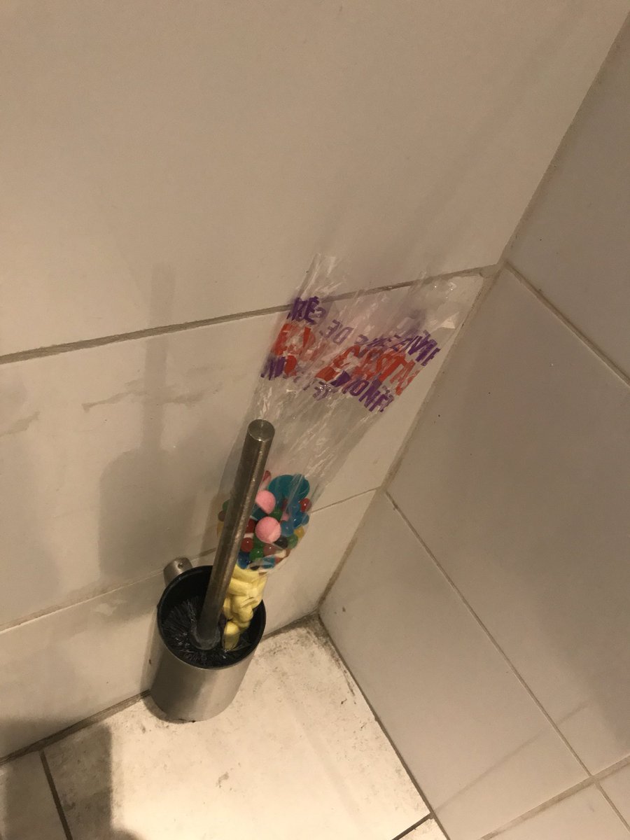 cauetofficiel's tweet photo. #vuauciné celui qui a oublié ses bonbons aux Wc.. si il revient les chercher : c’est qu’il a super faim !! 🤣#quiveutdesbonbonspourHalloween https://t.co/rg84SdtGu8