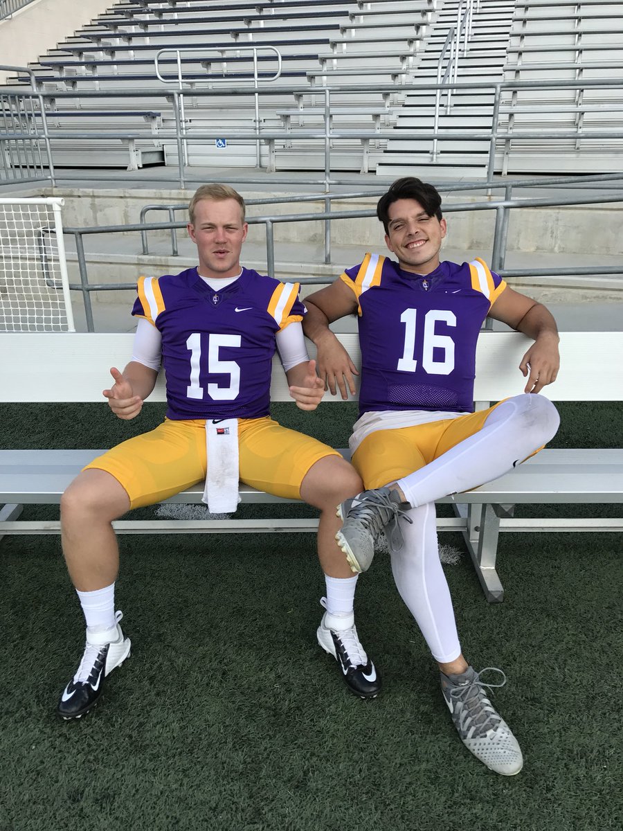 HaydenSmith02's tweet photo. A birthday haiku for THE @D_Hernandez40:
This guy Diego,
Arizona’s best Tight End.
Hurdle some panthers
#SpreadThatButter
#JumpmanYego https://t.co/sohclPOhUX