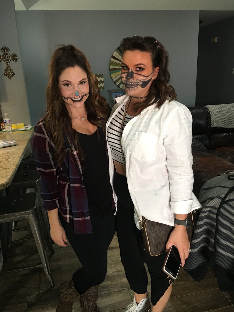 joycelynxo's tweet photo. Downtown with my girl 💀 https://t.co/GBuPJeCiD8