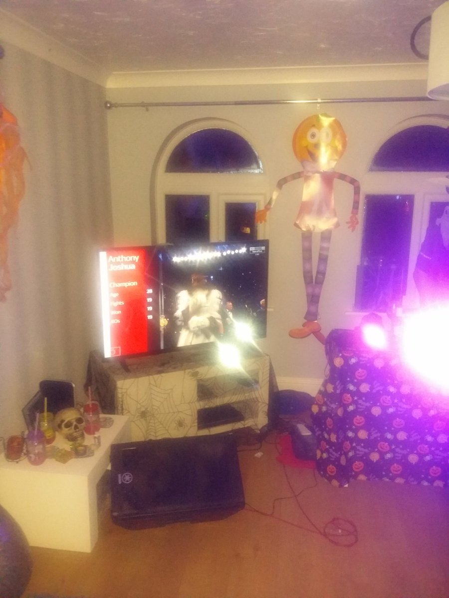 NicNak_MH's tweet photo. #priorities stop the Halloween party for the @anthonyfjoshua fight! 😍😍 #Gent https://t.co/owUSVkdupL