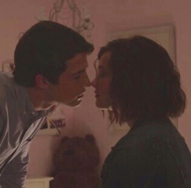 عيـناك تجيد عـزْف نبضات قلبّي🔕💕