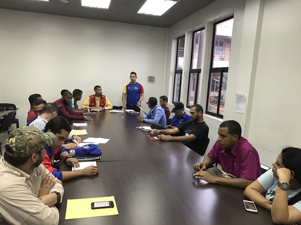 hugbelpsuv's tweet photo. Reunidos con dirigentes estudiantiles de #Monagas escuchando propuestas y planteamientos. Trabajando codo a codo! #VenezuelaPorMasVictorias https://t.co/kVlxMTy1kq