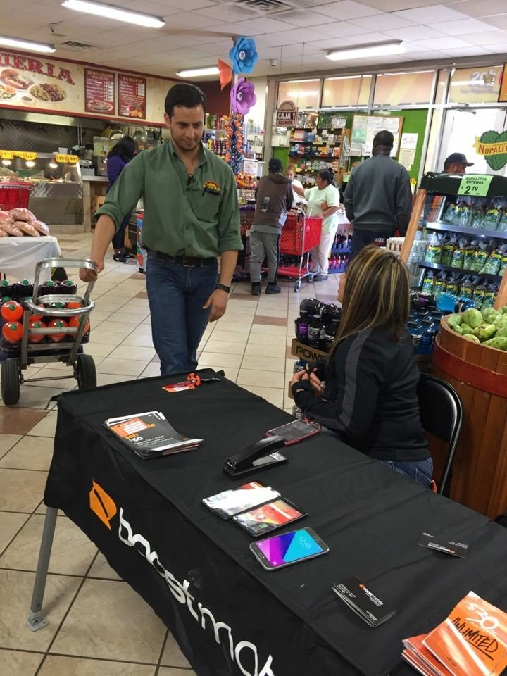 matthews_susy's tweet photo. Making customer contacts at La Michoacana. @KristyPfahler @JustinCapers @SPGLMMTexas #BoostMobile #BoostNation #5for100 #AddALineFree #Click https://t.co/YpUqMUK3V4