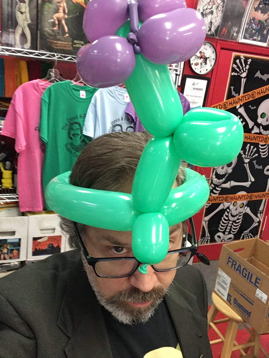 batmasterson's tweet photo. Come out to the coast, have a few laughs... #halloweencomicfest #illusivecomics #fffffashion https://t.co/owqnp5qYky