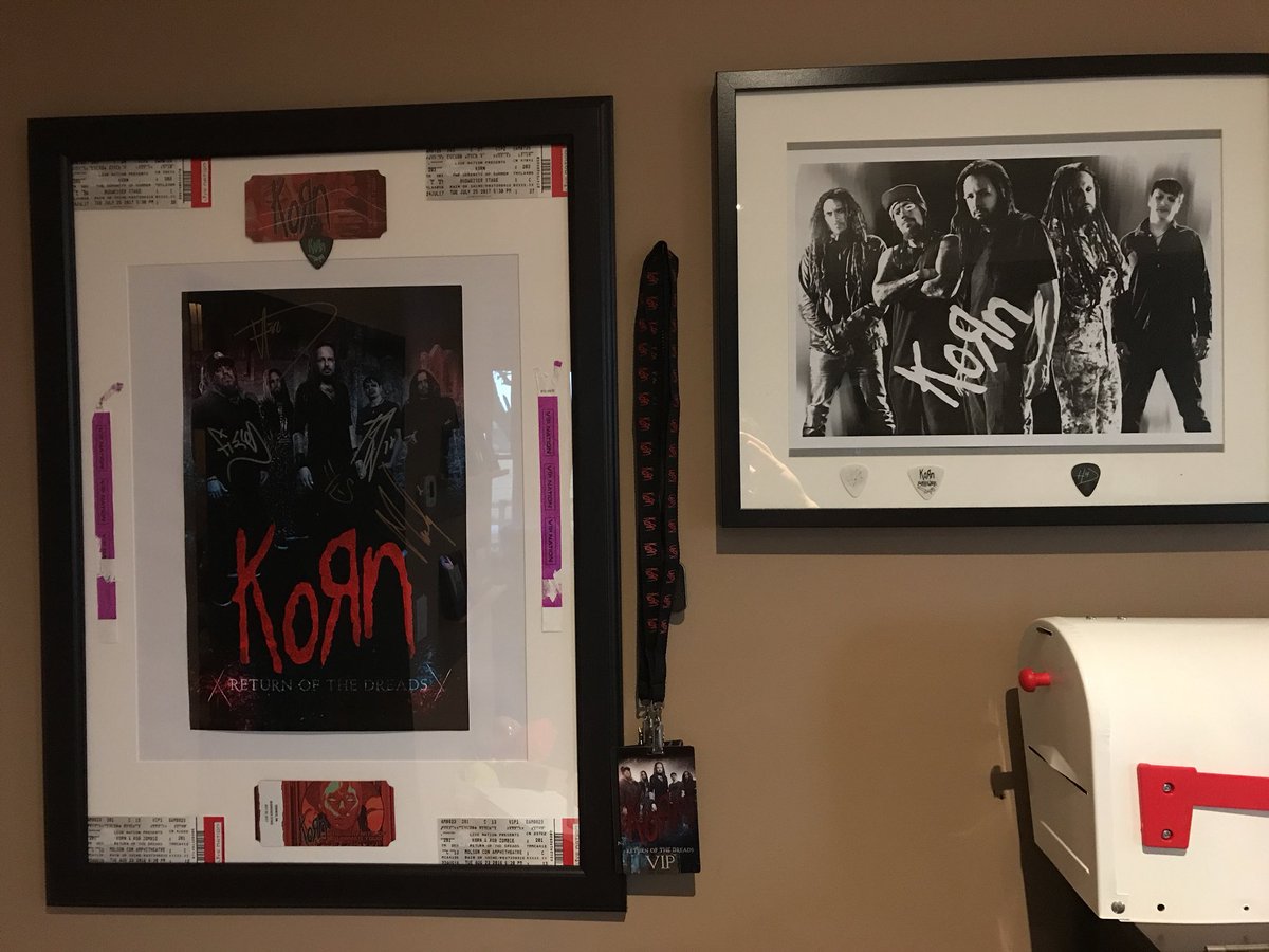 smith1_teddly's tweet photo. @Korn @budweiserstage @VIPNation finally got our #VIPSWAG up and on the wall!! ππ»π #returnofthedreads #serenityofsuffering #paradigmshift https://t.co/CGu9ZjcQmT