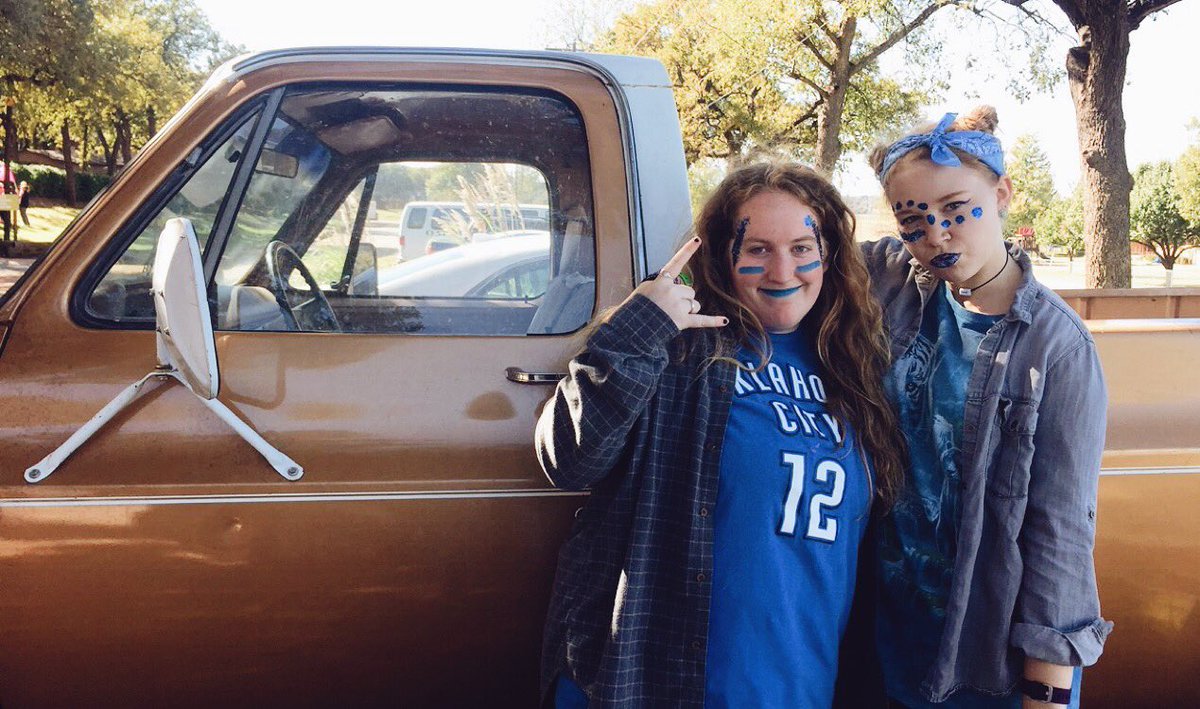 megan_e_hayes's tweet photo. FALL RETREAT #rushblue https://t.co/bOBMXYM03c