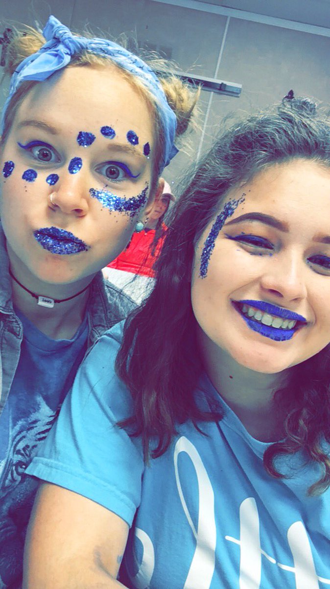 megan_e_hayes's tweet photo. FALL RETREAT #rushblue https://t.co/bOBMXYM03c