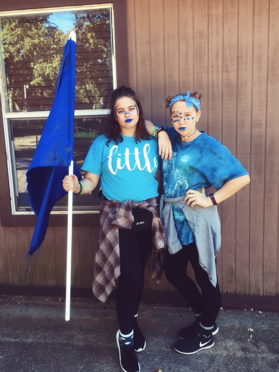 megan_e_hayes's tweet photo. FALL RETREAT #rushblue https://t.co/bOBMXYM03c