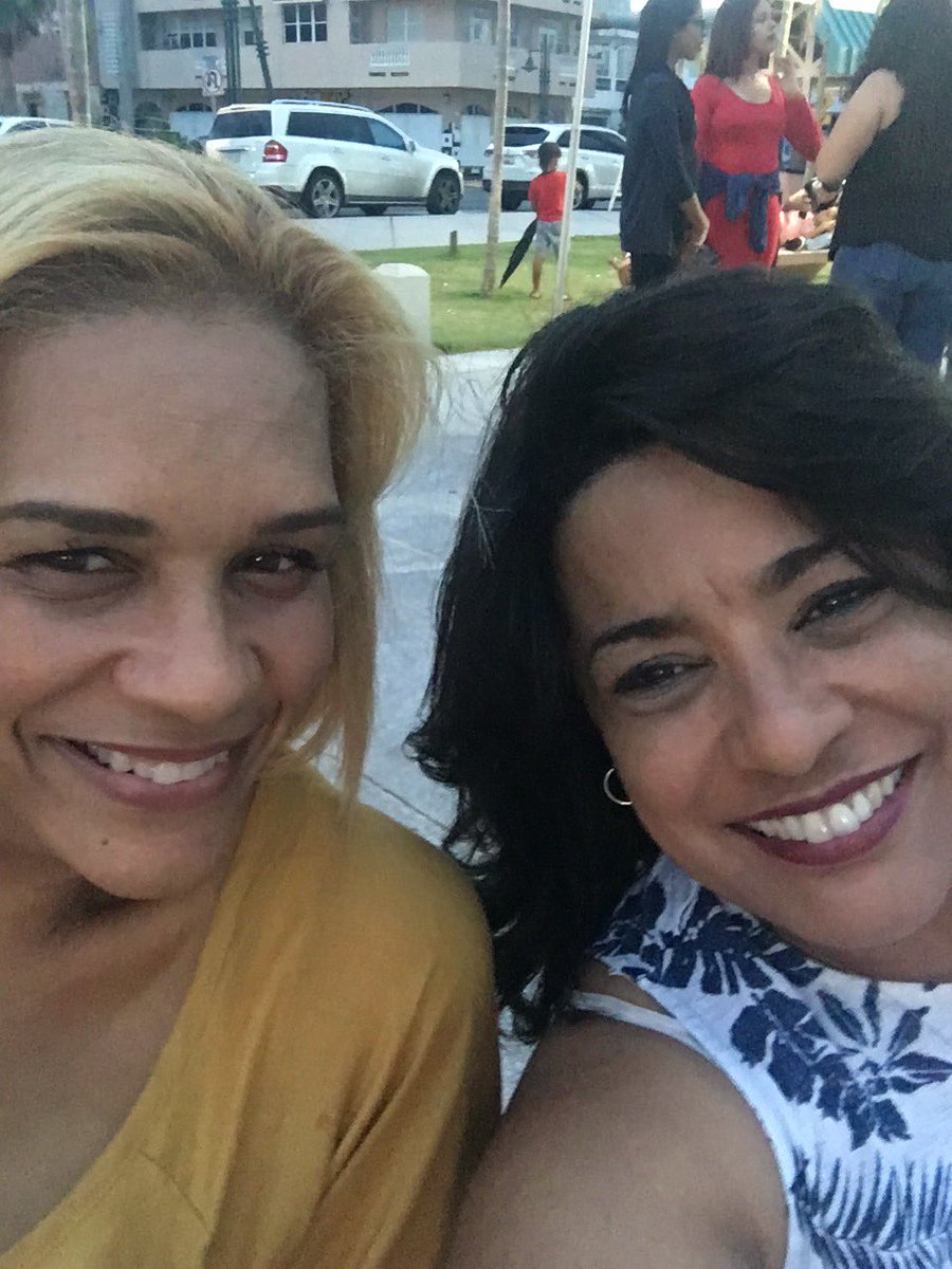 TATACHARBONIER's tweet photo. Aquí, con mi hermana de mi corazón! Esperando a @FelixDelgadoPR en la continuación de sus noches con el Pueblo viendo #Baseball2017 https://t.co/X7ZEyd0Mo7