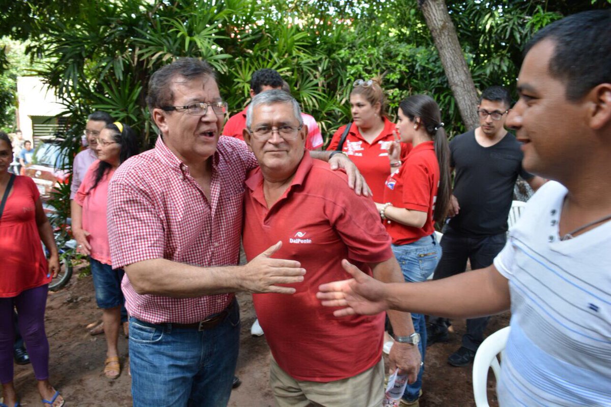 NicanorDF's tweet photo. Estamos en un intenso recorrido por Areguá. Encuentro con alfareros en el barrio Las Mercedes. #NicanorSenador #Lista5 https://t.co/AHXMqBRa3S