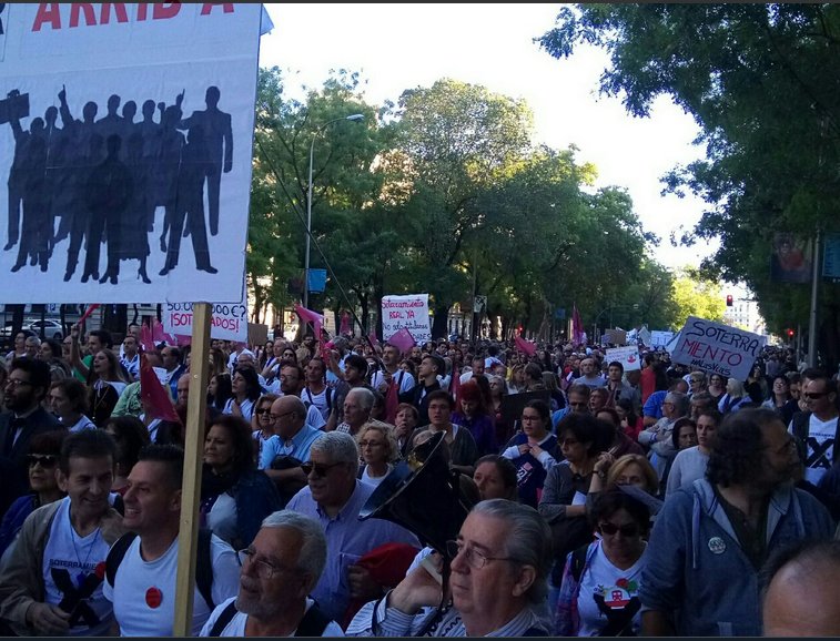 NocheEnPie's tweet photo. #madridconmurcia enorme muestra de dignidad de la lucha de los vecinos de #Murcia hoy en #Madrid #NoAlMuro #SoterramientoYa ¡GRANDES! https://t.co/toUy1JbHWZ