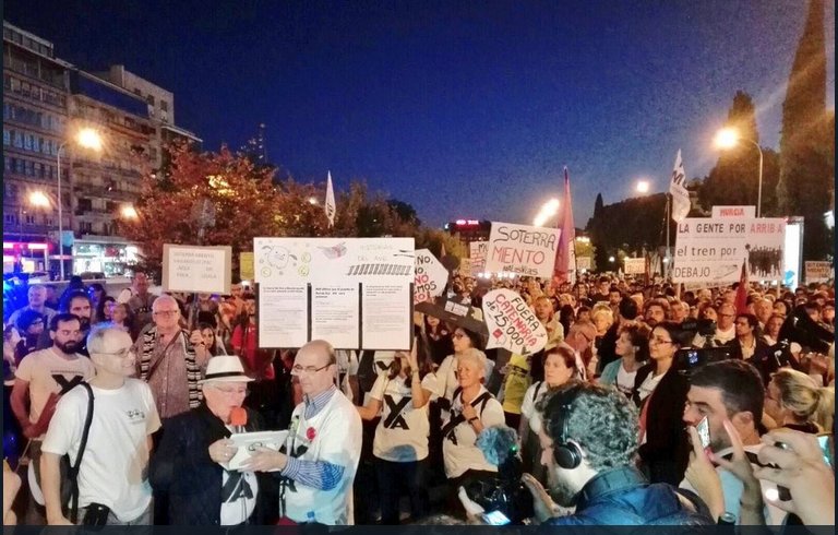 NocheEnPie's tweet photo. #madridconmurcia enorme muestra de dignidad de la lucha de los vecinos de #Murcia hoy en #Madrid #NoAlMuro #SoterramientoYa ¡GRANDES! https://t.co/toUy1JbHWZ