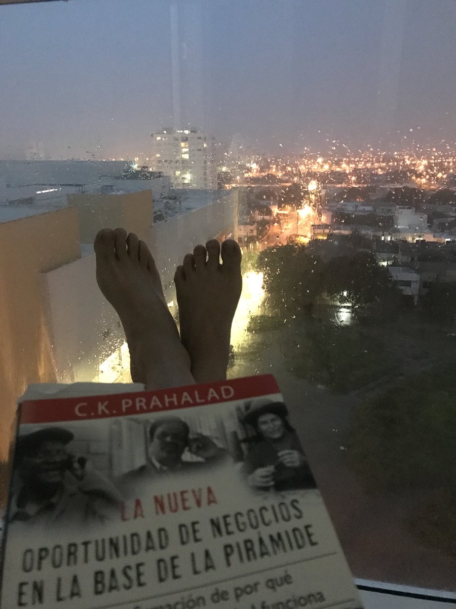 alfredosaadev's tweet image. Para está hermosa lluvia que cae en mi valledupar del alma; este gran libro de #prahalad