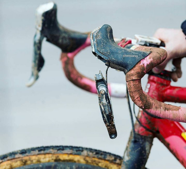 BikeRoar's tweet photo. How'd your #ride go? RELATED: Find & Compare #Shifters → https://t.co/IpUXjx1CES #cyclocross #cx #brifter #mud #crash #broken #shimano #bike https://t.co/vdVbYwZgGt
