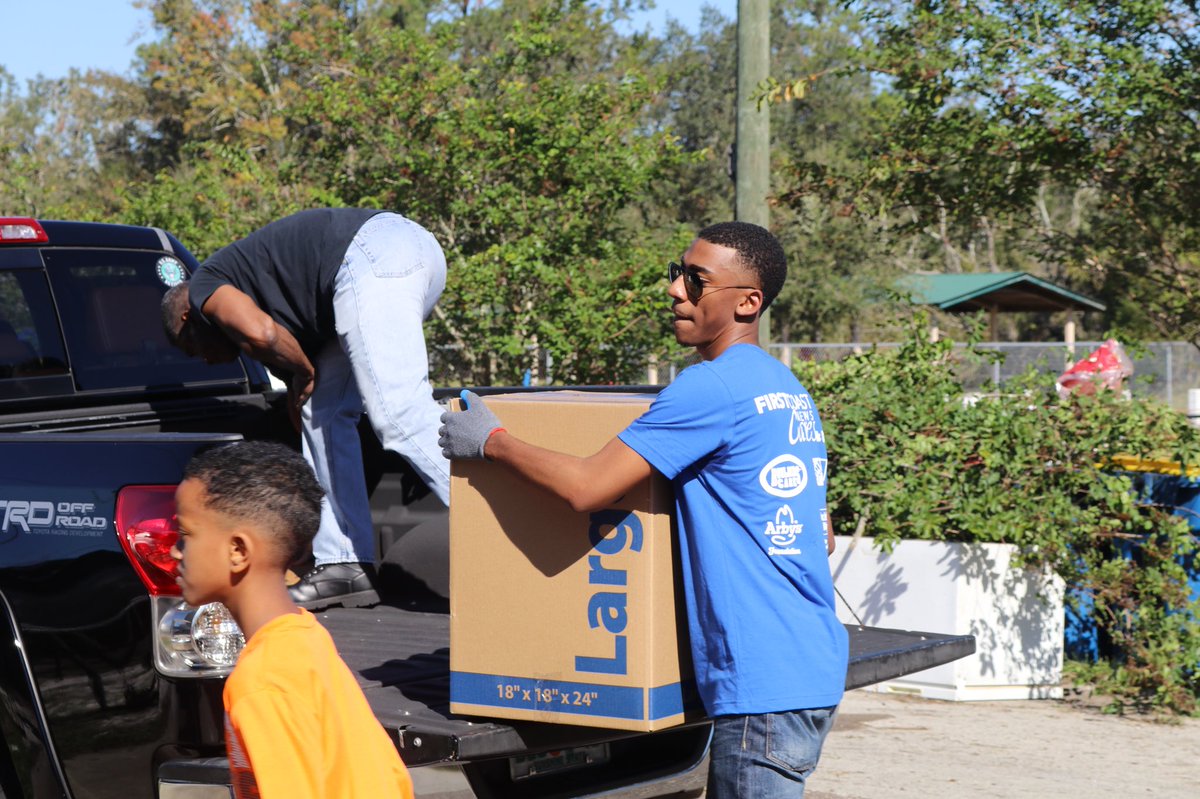 brooksbaptiste's tweet photo. Building communities will ALWAYS be the key! #MakeADifferenceDay @FCN2go #GMJ #FirstCoastSTRONG #MDDAY https://t.co/RbNqJlKVv0