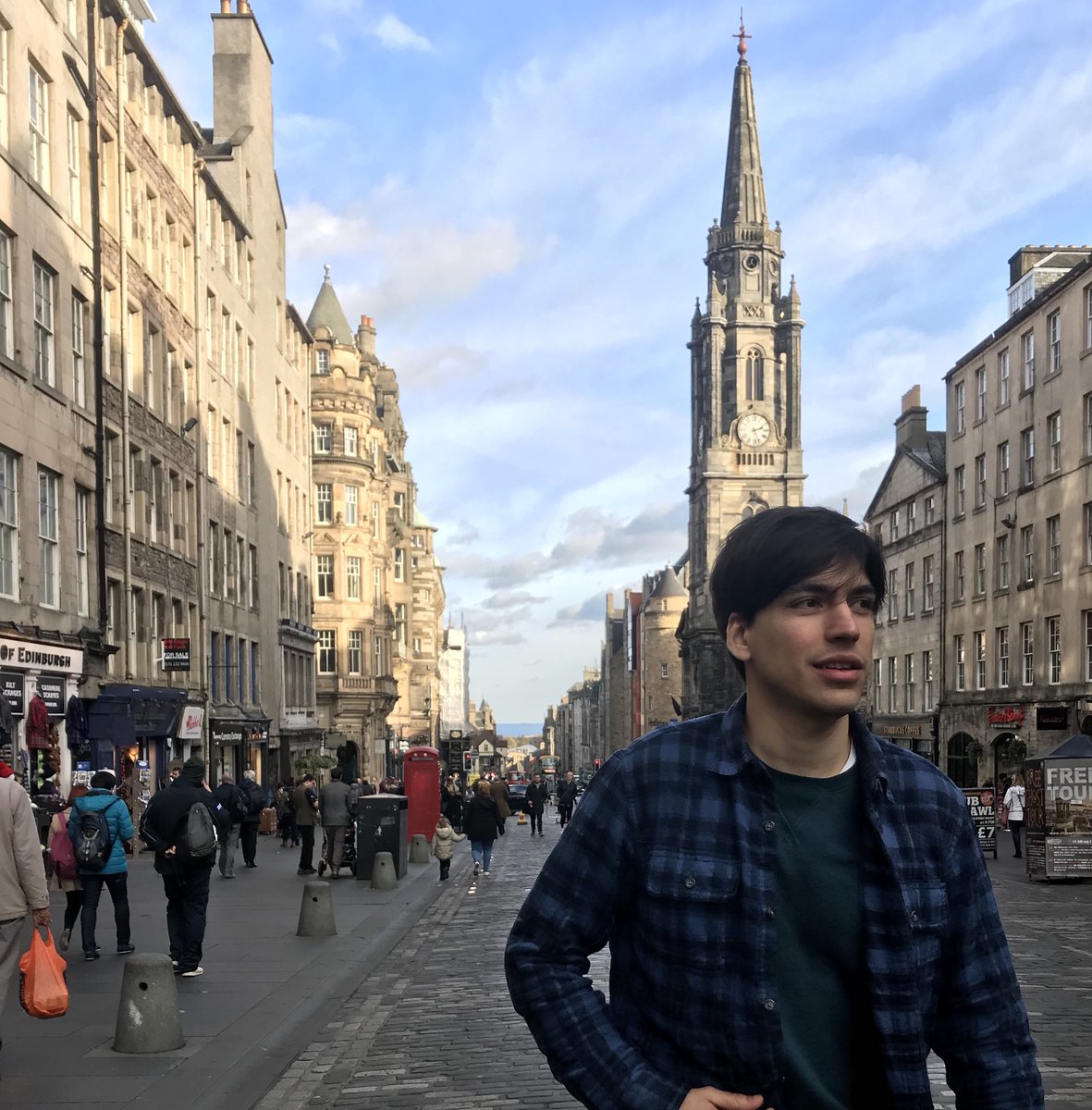 agu_sullivan's tweet photo. Título: persona busca una dirección en Edinburgo... #Edimburgo #Edingurgh https://t.co/LvOH6X8aES