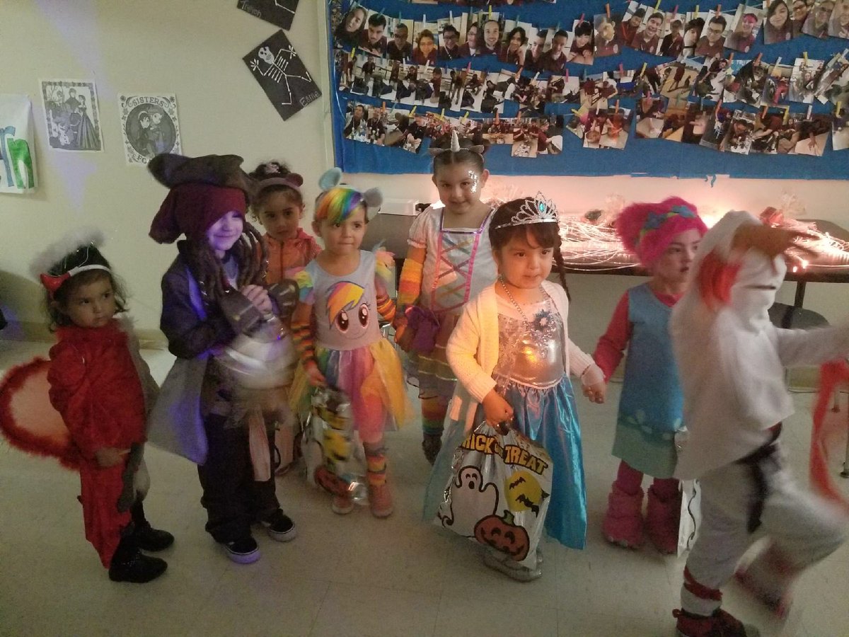 ms_calcagno's tweet photo. Loved having TRiCk🎃oR👻TreAteRs! Thanks Mini Mustangs! #mortonpride https://t.co/0Vu12M0acX