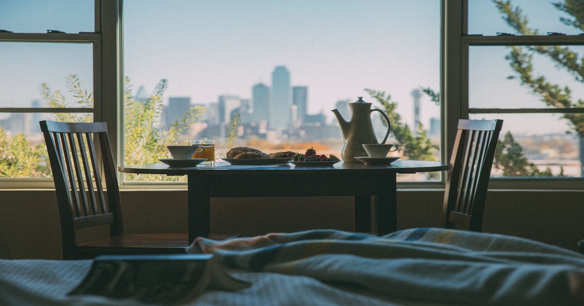 Central_Track's tweet photo. Cozy on up with a staycation this NOV @Belmont_Hotel for a 1 night, weekend stay as part of November #BallerPack ๐ฆ https://t.co/LvYYfma6H7 ๐ฆ https://t.co/K2bx4pGpxr
