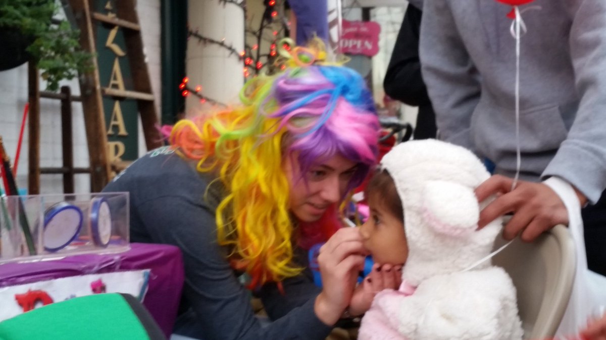 lvhsowens's tweet photo. PEER painting faces at P'ville Halloween block party https://t.co/jWLBMXe3j9
