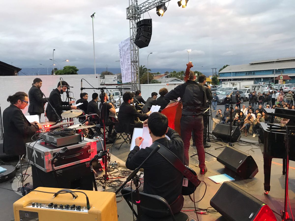Muni_Stgo's tweet photo. Repleto y bajo un ambiente familiar, Alcalde y concejalas son parte de la última noche de #MataderoSantiagoJazz https://t.co/gsq6tMI7pa