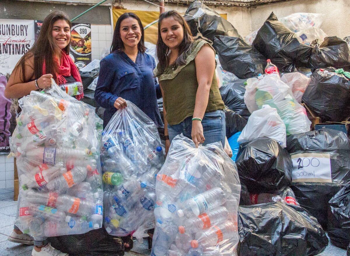 UC_oficial's tweet photo. Olivia Ruiz, Coord. de la lic. en #ComunicaciónSocial y la fundación @UneyCrea​ se unen a los #RescatistasDelÁnimo con la Colecta de PET UC. https://t.co/rpqrdu3NN7