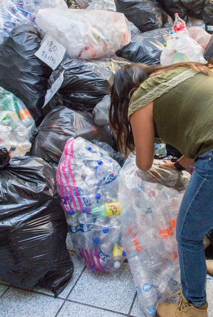 UC_oficial's tweet photo. Olivia Ruiz, Coord. de la lic. en #ComunicaciónSocial y la fundación @UneyCrea​ se unen a los #RescatistasDelÁnimo con la Colecta de PET UC. https://t.co/rpqrdu3NN7