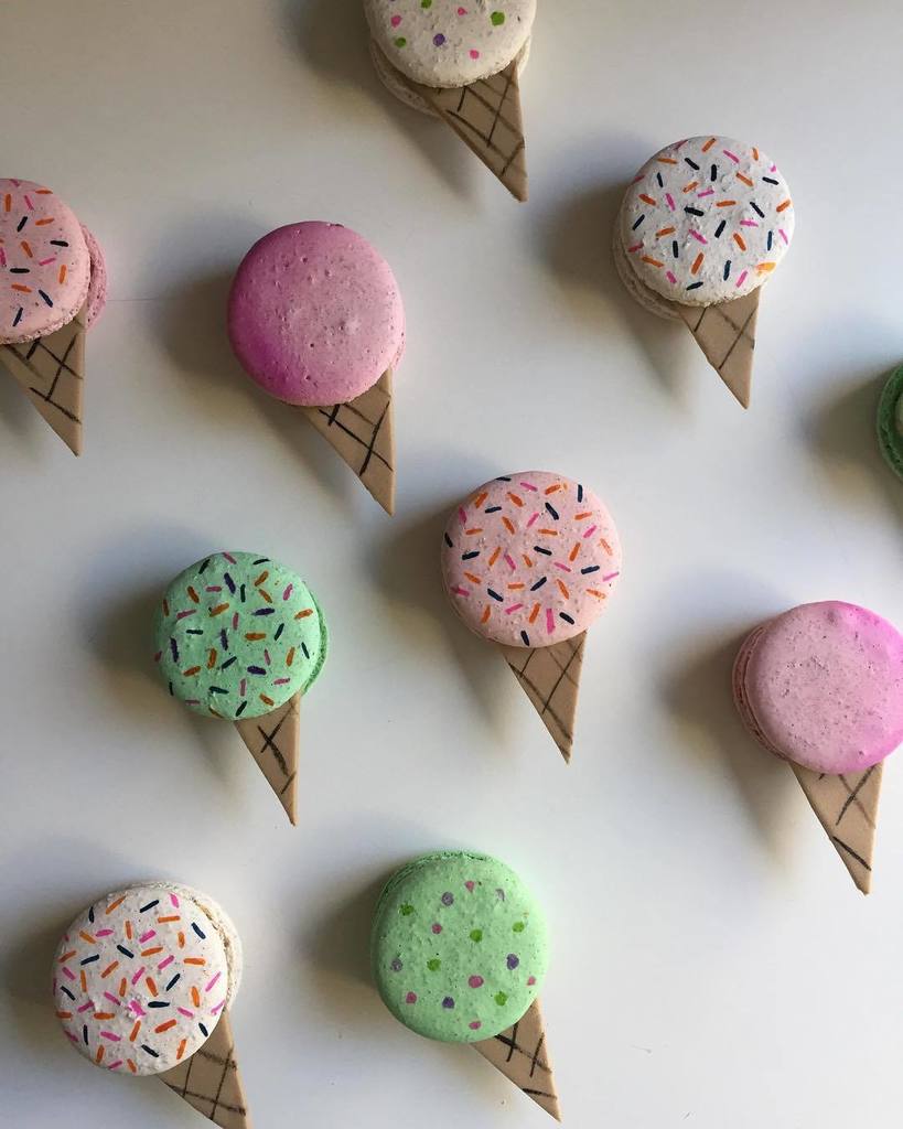 Maypatissiere's tweet photo. Encerrando mais uma semana cheia de pedidos especiais como esse! 🍦 #maymacarons #macarons #macaronspersonalizados … https://t.co/c4cSmEdLOj https://t.co/sPy94NI65j