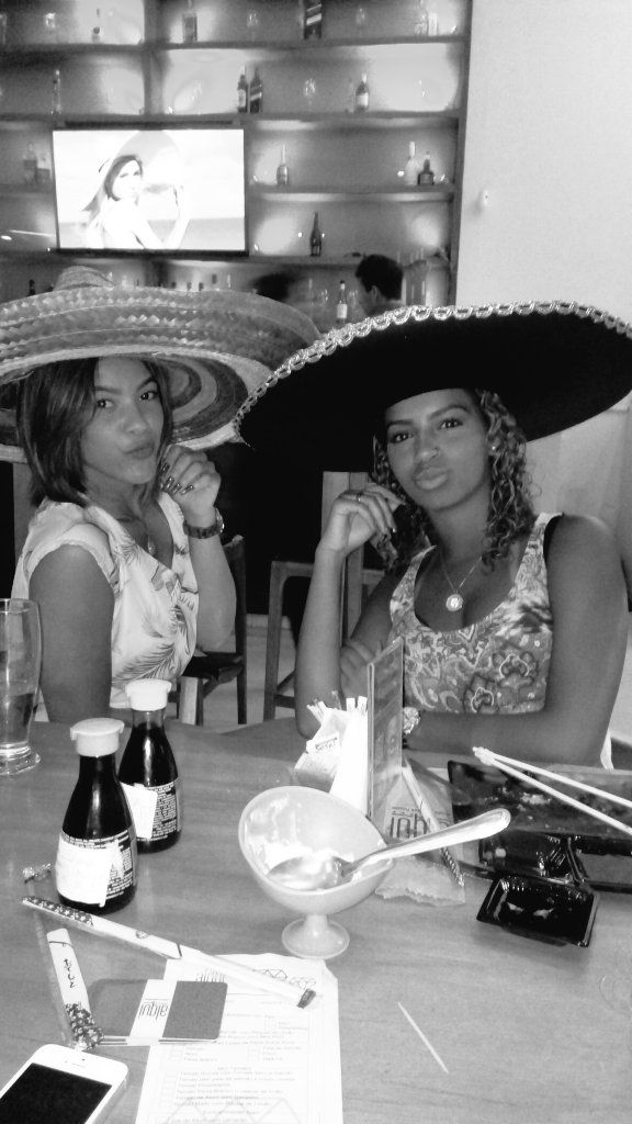 Isamell23's tweet photo. Melhor 👭💜🍣🍱
#Alqui #sushi&steakhouse @CarolaineS8 https://t.co/NXmO7qpax2
