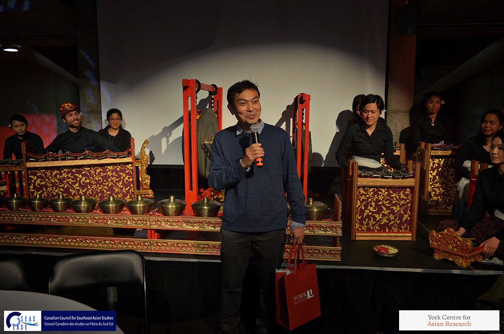 asia_york's tweet photo. Outgoing CCSEAS president & current YCAR director Abidin Kusno on the mic @ the #CCSEAS2017 dinner. (With Kayonan Gamelan-Toronto) https://t.co/iULdW4CF3L