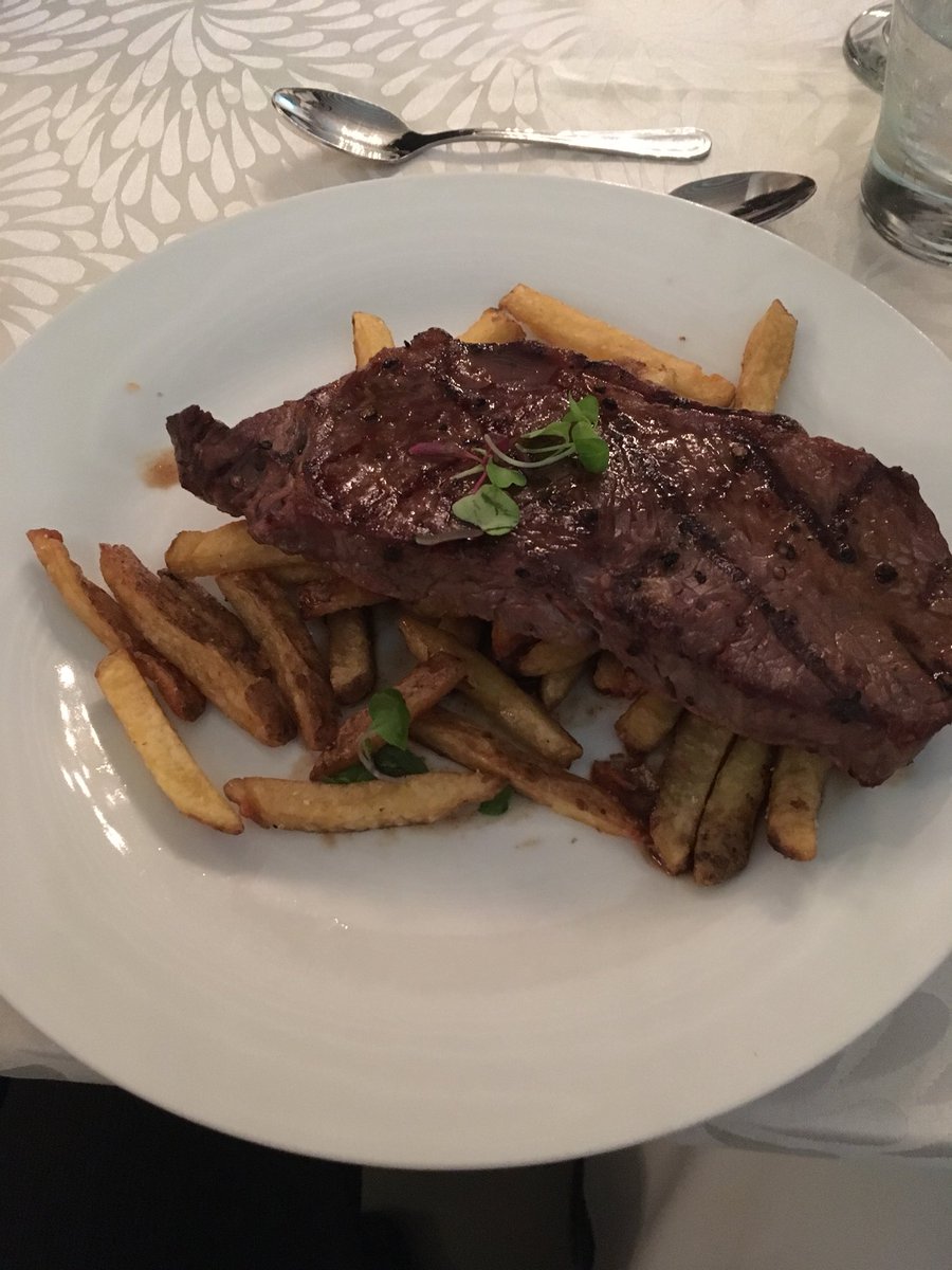 djmikerock's tweet photo. Thank you @BerkeleyEventTO for this awesome entree. Steak on top of a bed of French fries 👍🏾😛! #Goodtimes #TeamFlohBack https://t.co/hznLKZXMnE