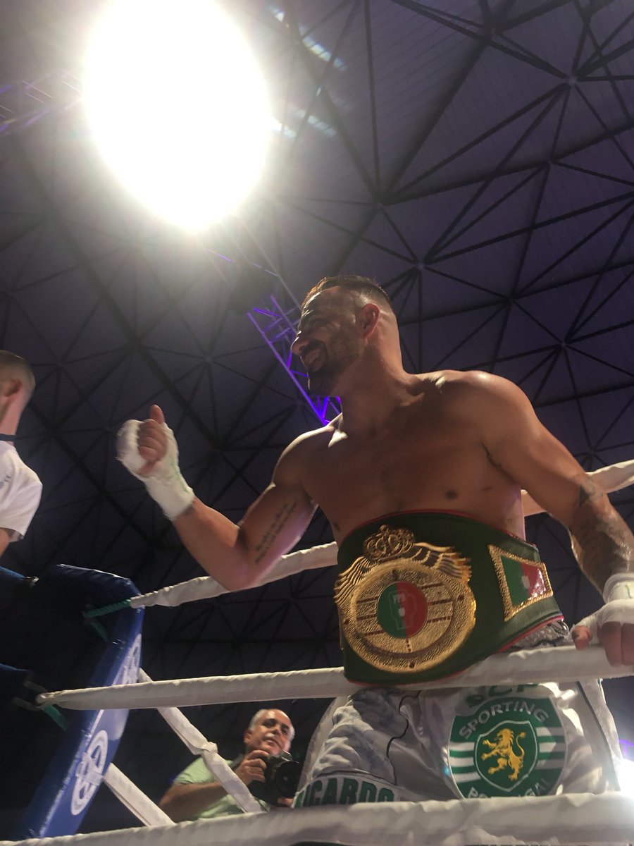 pfigas's tweet image. Eram 10 assaltos de três minutos, mas a defesa do título não chegou aos dois minutos do 1.º. Campeão de Super-médios pelo 4.º ano #BoxeSCP