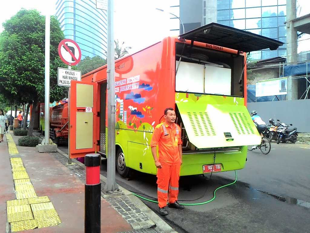 dinaslhdki's tweet photo. Pelayanan toilet mobile u/ kenyamanan pengunjung #cfdjkt @DKIJakarta @aniesbaswedan @sandiuno @infocarfreeday_ https://t.co/kkP5gIwNxL