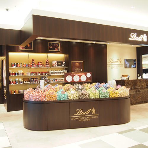 リンツ ショコラ カフェ ブティック בטוויטר 雨であいにくのお天気ですが 中四国地方で初のリンツ ショコラ ブティックが 本日広島駅のｅｋｉｅに誕生しました リンツ一番人気のチョコレート 赤い ミルクのリンドールをたくさんご用意して 皆様のご来店を