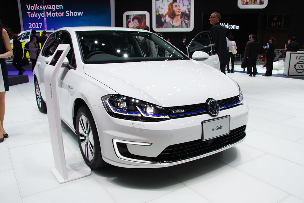 VW_JPN's tweet photo. 【#東京モーターショー 展示車両】 

スポーティな内外装に、優れた走行性能と高いエネルギー効率を両立する「New Golf GTE」に、航続距離301kmを実現した電気自動車「e-Golf」など、フォルクスワーゲンのe-mobilityを展示しています。

#45thtms https://t.co/EYQBEHJv9B