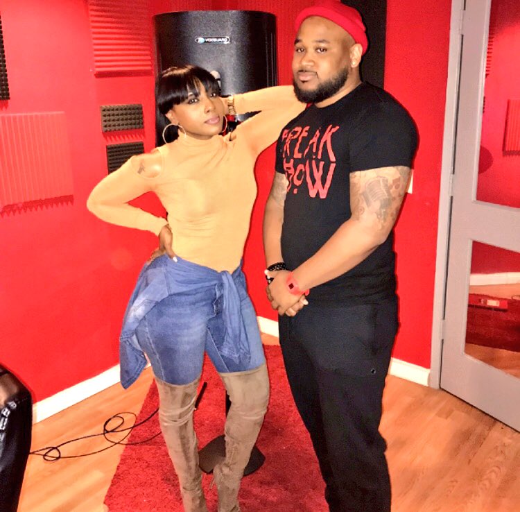 SURREALLONLINE's tweet photo. Cookin up w/ @monroeenuffsaid 
Dropped a 🔥 verse for his up and coming mixtape #YOBEATNOTSAFE4 in the #redroomstudio @dbando_studios 💯🤘🏽💪🏽 https://t.co/h2mR3doE4g
