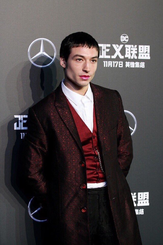 GBOYSCL's tweet photo. Amado! Ezra Miller usando labial Fenty Beauty de Rihanna en estreno de La Liga de la Justicia, donde interpreta a Flash. https://t.co/SRGd5pNWJu