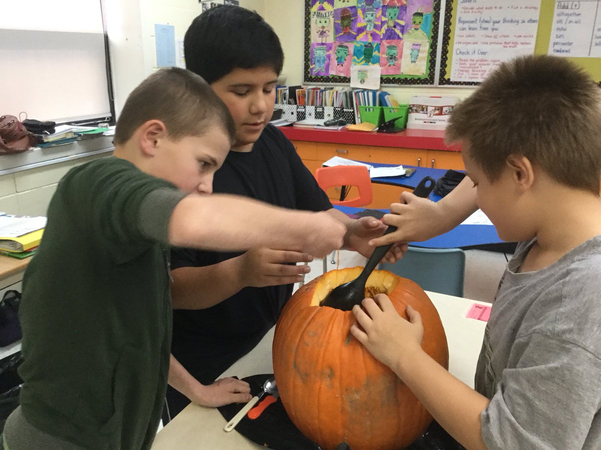 GoldenGrade6's tweet photo. Having fun carving &amp; decorating pumpkins in Gr 6!  #HappyHalloween @DSBONE1 https://t.co/00ezmvRzL1