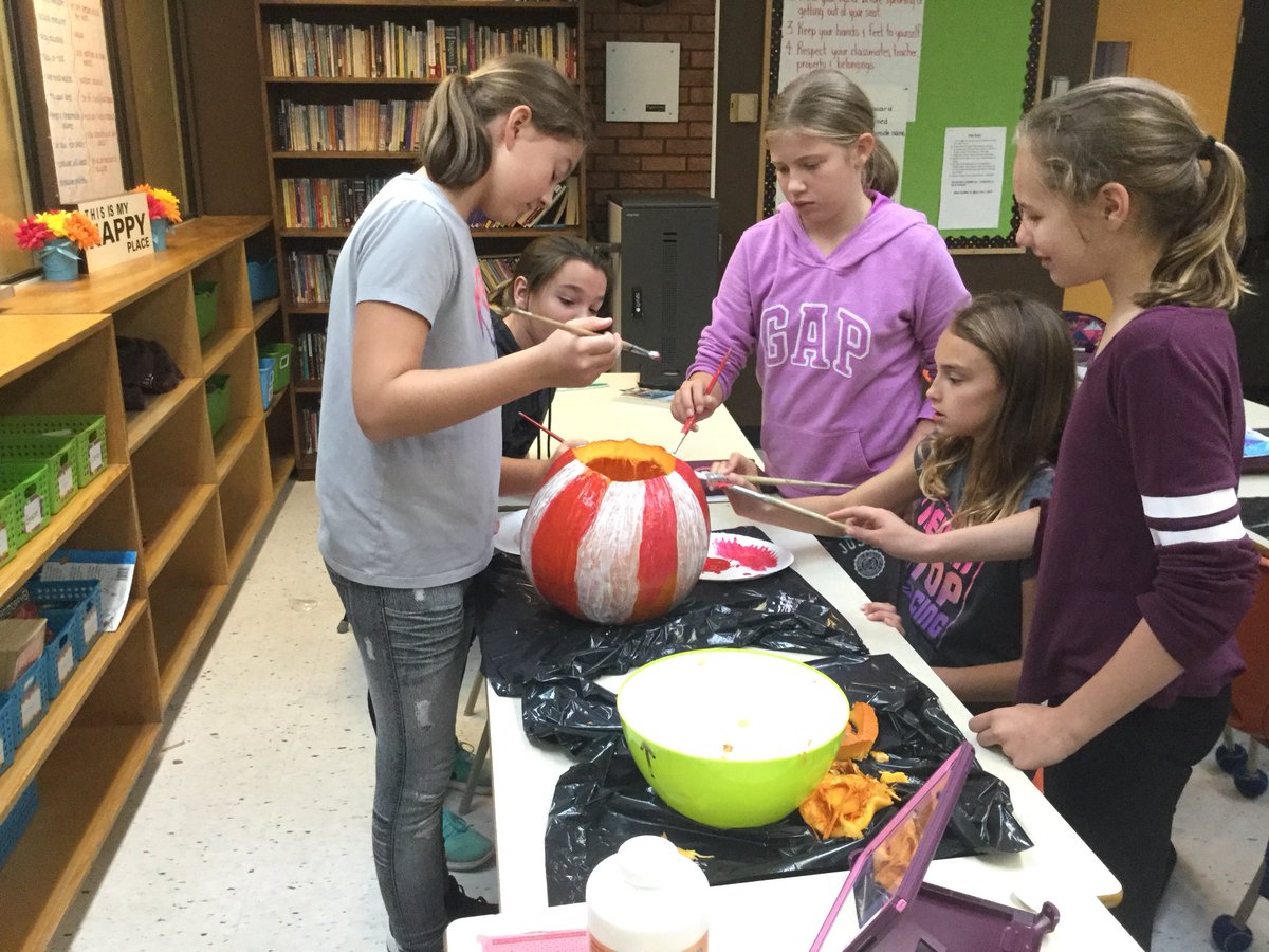 GoldenGrade6's tweet photo. Having fun carving &amp; decorating pumpkins in Gr 6!  #HappyHalloween @DSBONE1 https://t.co/00ezmvRzL1