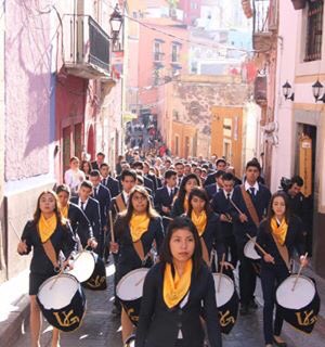 GuanajuatoGob's tweet photo. .@edgarcastro37, @lfguerreroa, autoridades académicas, castrenses y estudiantes, marcharon juntos hoy a la Alhóndiga de Granaditas. https://t.co/LAobNJzrTn