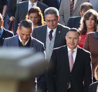 .<a href="/edgarcastro37/">Edgar Castro Cerrillo</a>, @lfguerreroa, autoridades académicas, castrenses y estudiantes, marcharon juntos hoy a la Alhóndiga de Granaditas.