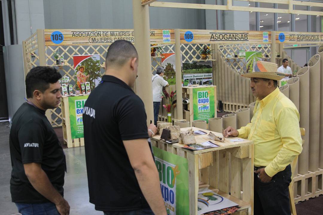 CORPOGUAJIRA's tweet photo. Y terminamos esta jornada de negocios verdes con Yadiro Banquez, representante de Nevada Cacao orgánico. #BIOexpo2017 @Bioexpo2017 https://t.co/Bex7iQlO3c