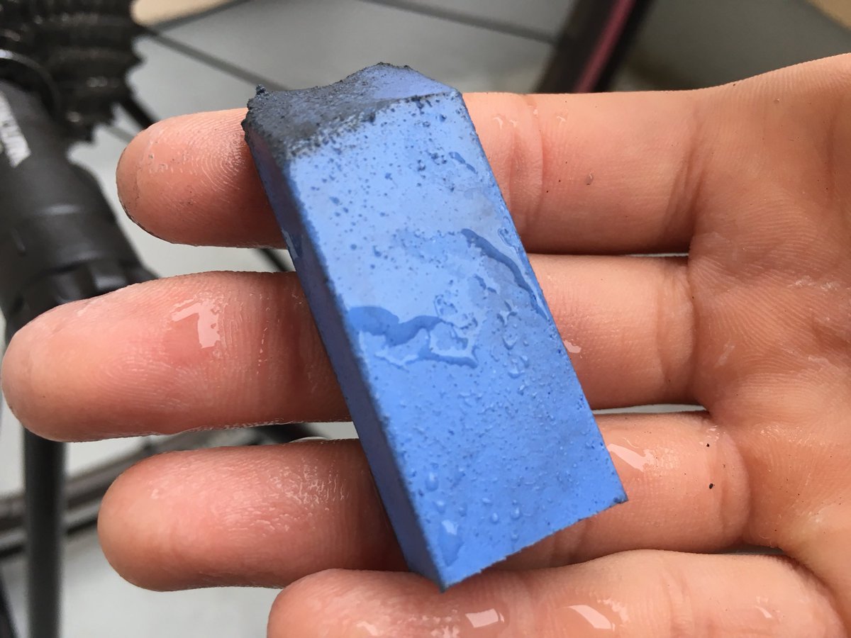 睦月 ダイソーのラバー砥石でリム掃除 Before After