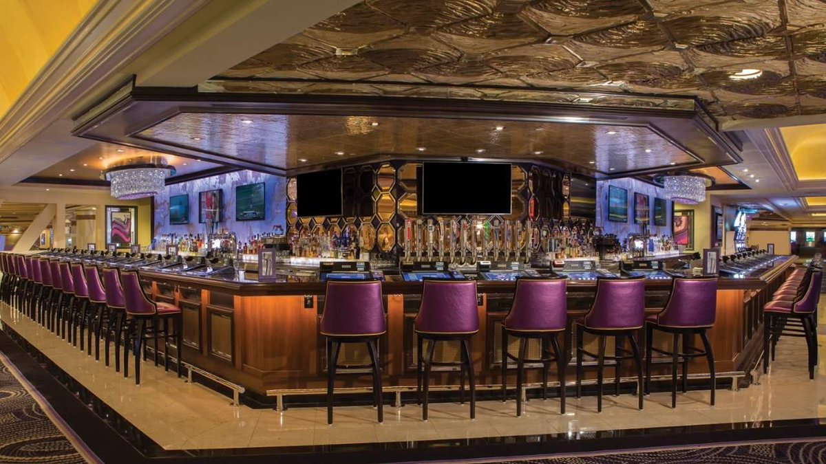 HarrahsVegas's tweet photo. Let us introduce you to the #SignatureBar. https://t.co/GN2E8MwDtK #HarrahsVegas #HappyHour https://t.co/qHEzMOl0vc