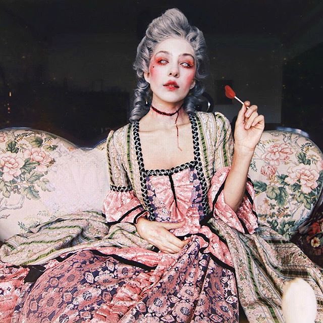 QueenDeficit's tweet image. The irony of being undead for Halloween...

Especially, with her chopped neck.