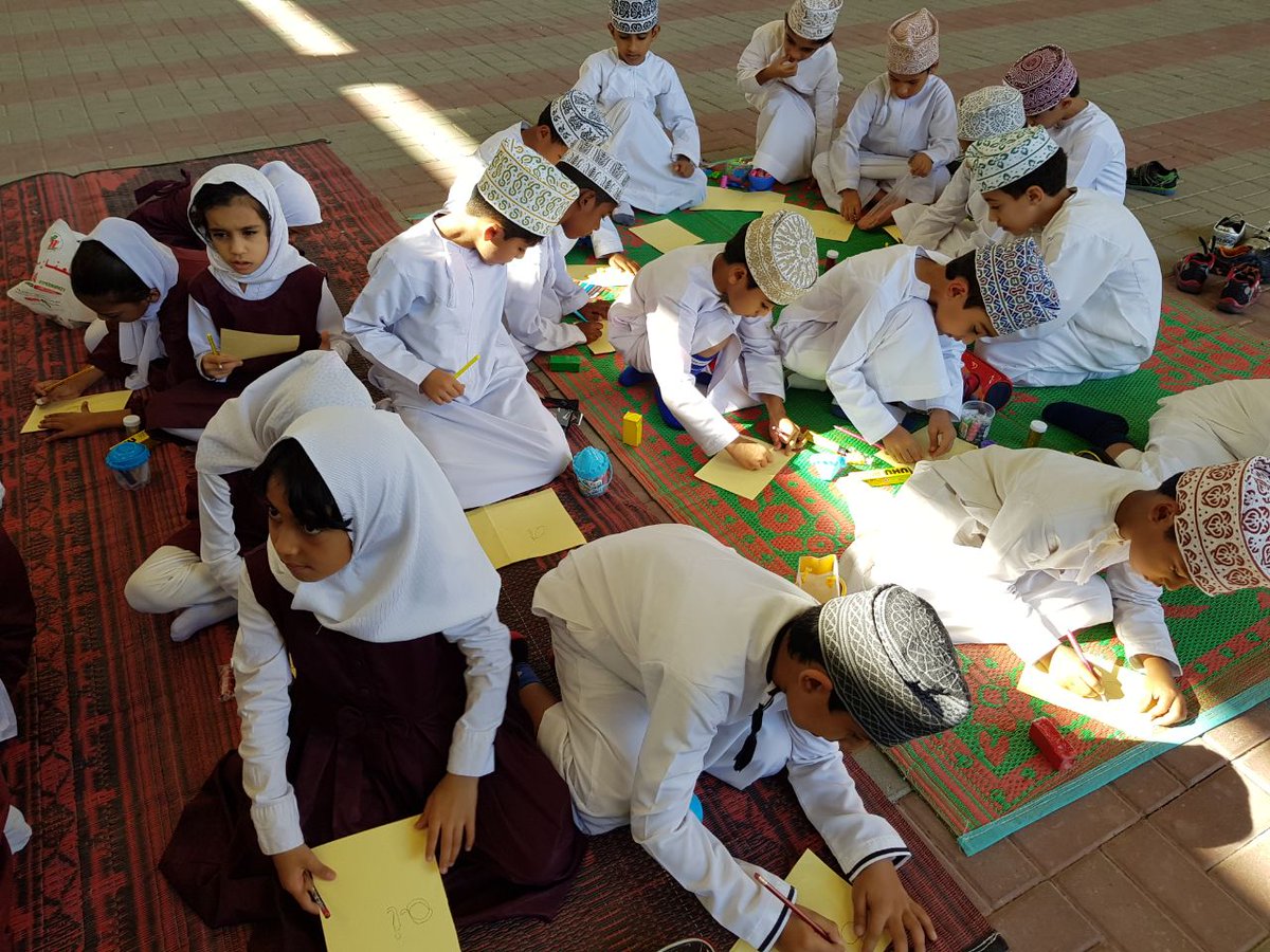 قامت المعلمةفتحيةالبوسعيديةبتطبيق حصةعمليةبنصع اصوات الجولي فونكس وقام الطلاب بنصنع الحروف بمواد بيئةمختلفةوتم تقديم الحصةفي الساحةالمدرسيه